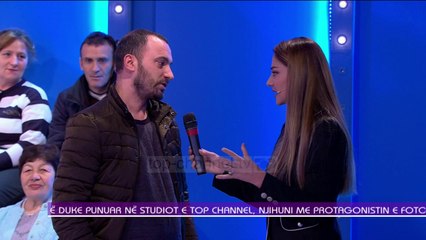 Në kamera me djalin në krah/ Fotoja e Erblin Damas gjatë transmetimit të Top Channel që theu rrjetin
