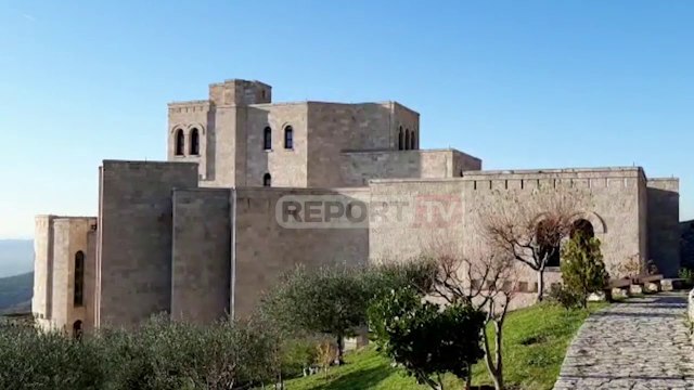 Report TV - Shirit i kuq në Kalanë e Krujës! Shkëmbi poshtë saj rrezikon të shembet