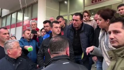 Ora News - Pallati në Lezhë, Lleshaj: Kthehuni në banesa, ish-deputetja e PD: Ju s'jeni ekspert