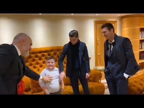 U hodhën nga pallati për t'i shpëtuar tërmetit, dy djemtë nga Thumana takojnë Ronaldon dhe Buffon