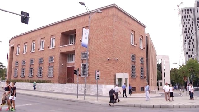 Ora News - S'e kthyen në detyrë, ish-guvernatori Ardian Fullani kërkon të drejtën në Strasburg