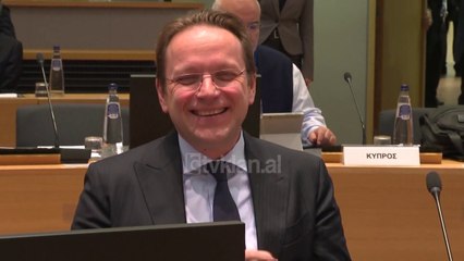 Varhelyi: E gabuar shtyrja e negociatave per Tiranen dhe Shkupin