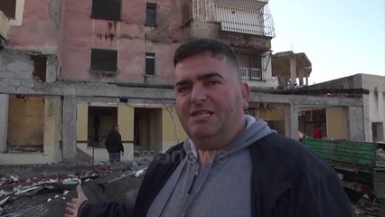 Ora News - Laç, pallati do t'i shembet, banorët i vënë zjarrin orendive