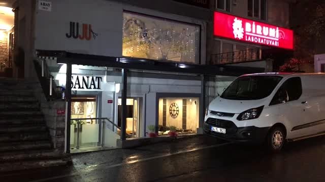 Kuaförde tabancasıyla oynayan müşteri, yanlışlıkla diğer müşteriyi vurdu