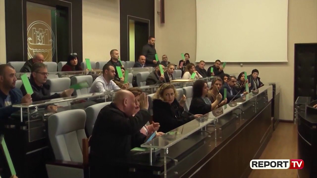 Report TV - Durrës/Pallatet e ndërtuara para '93 do riparohen! Krijohet armata me 100 punëtorë