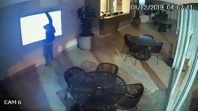 3 cambrioleurs essaient de voler un écran plat beaucoup trop gros