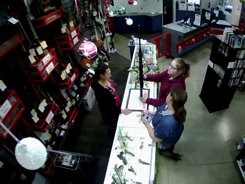 Le réflexe incroyable de cet homme qui sauve un bébé en train de tomber d'un comptoir