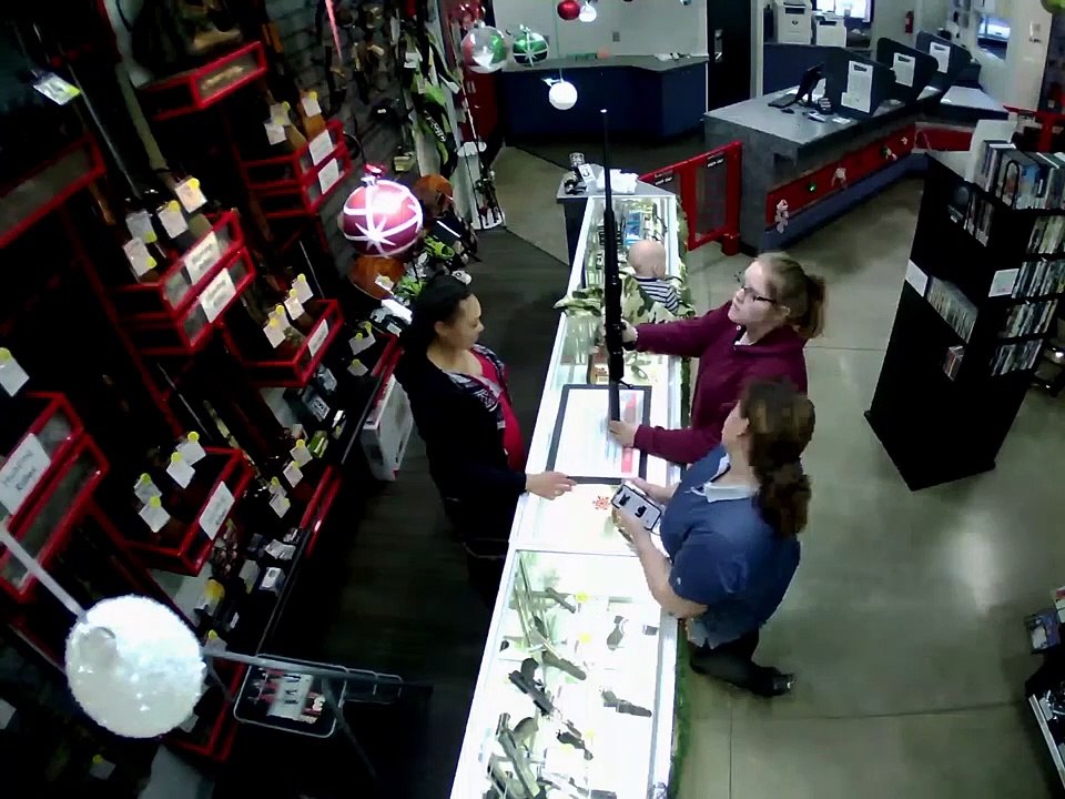 Le réflexe incroyable de cet homme qui sauve un bébé en train de tomber d'un comptoir