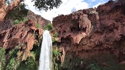 Un plongeon incroyable du haut d'une cascade de 35m