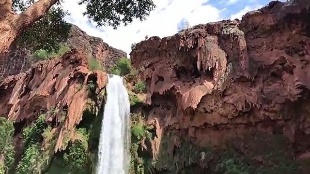 Un plongeon incroyable du haut d'une cascade de 35m
