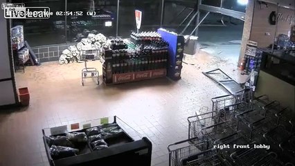 Download Video: Des braqueurs rentrent en 4x4 dans un supermarché pour arracher le distributeur de billets