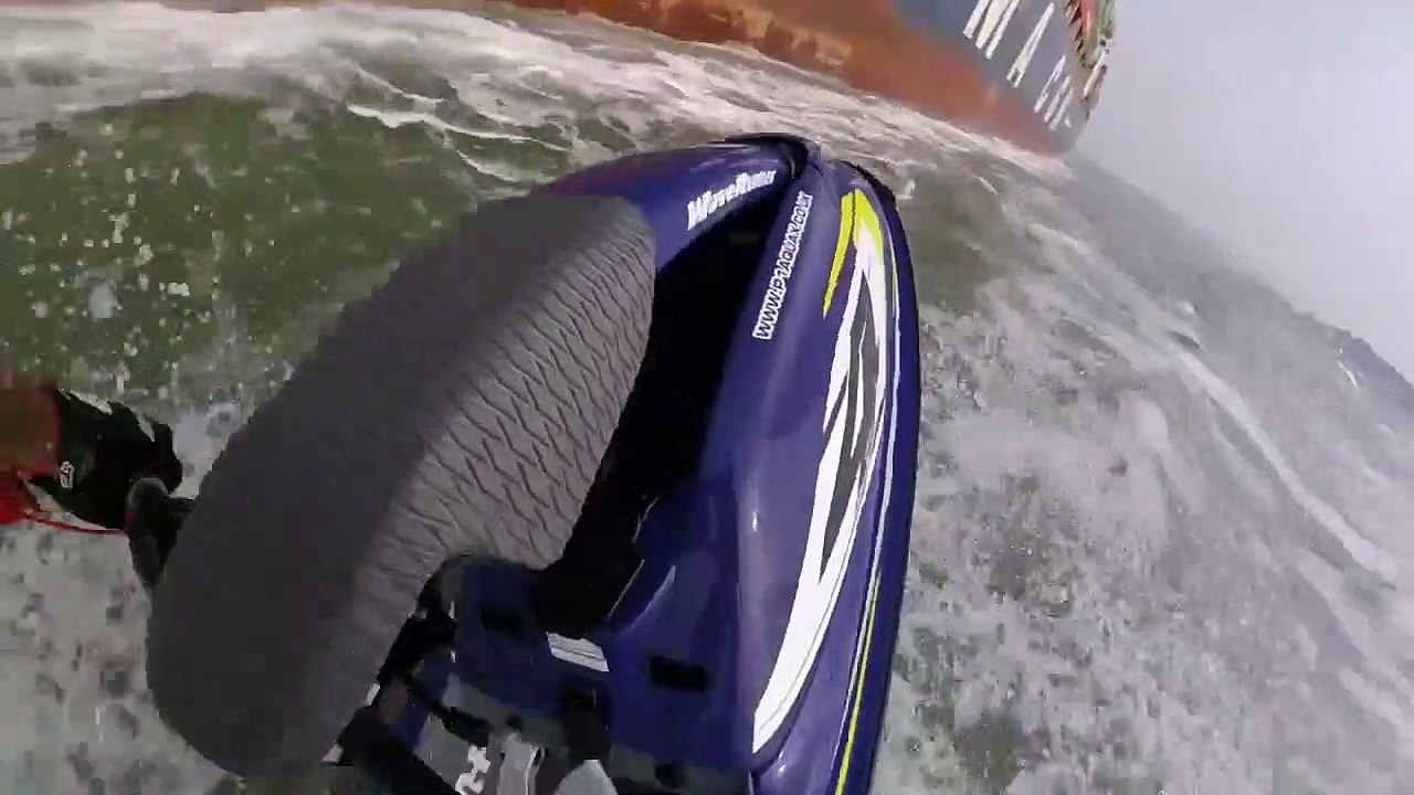 Cet idiot en jet ski se rapproche dangereusement d'un cargo