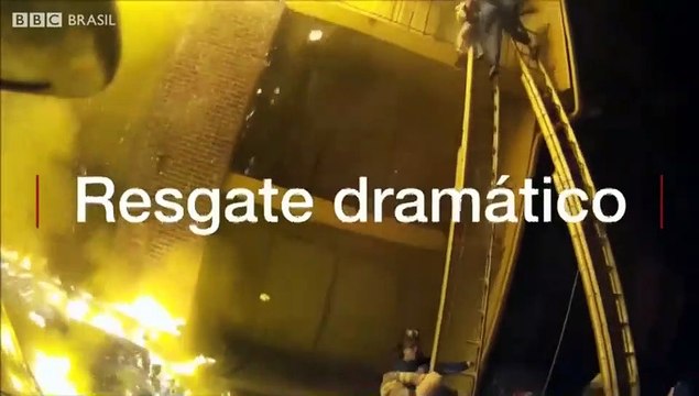 EUA Bombeiro agarra criança jogada de edifício em chamas