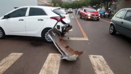 Após colisão com HB20, Sandero atinge residência no Bairro Tropical