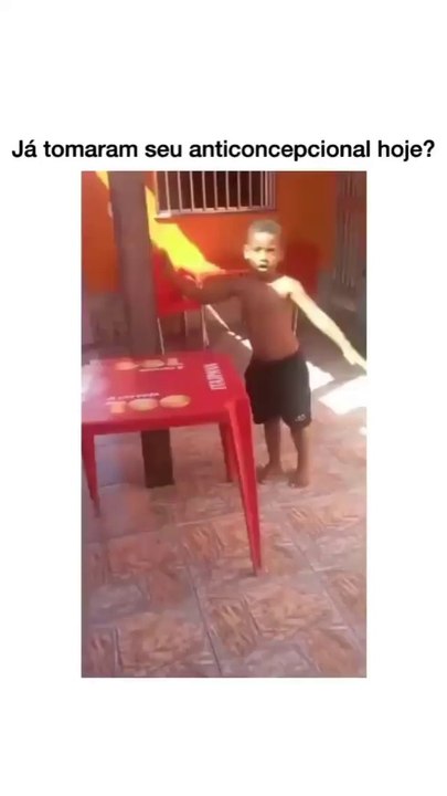 Menino sobe telhado de casa, mas ao descer ficar com dificuldade (video engraçado)