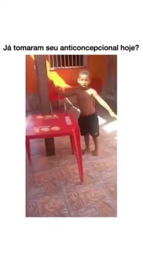 Menino sobe telhado de casa, mas ao descer ficar com dificuldade (video engraçado)