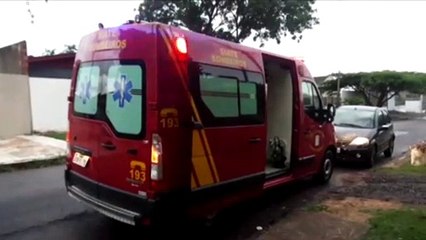 Télécharger la video: Após sofrer queda, idoso é socorrido pelo Siate no Bairro Alto Alegre