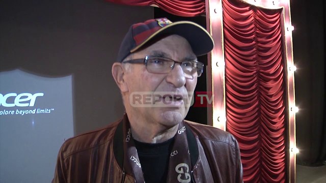 Report TV -Meti 'rikthehet' në skenë! Humor, këngë e lot në premierën e parodistëve të Vlorës