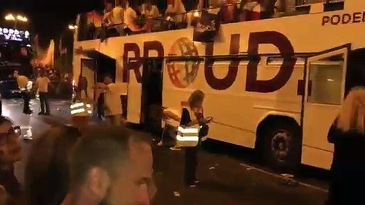 Así se mea en el Orgullo Gay la guarra pasajera del autobús de Podemos