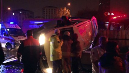 Kaza yapan minibüsteki yaralıları itfaiye ekipleri kurtardı