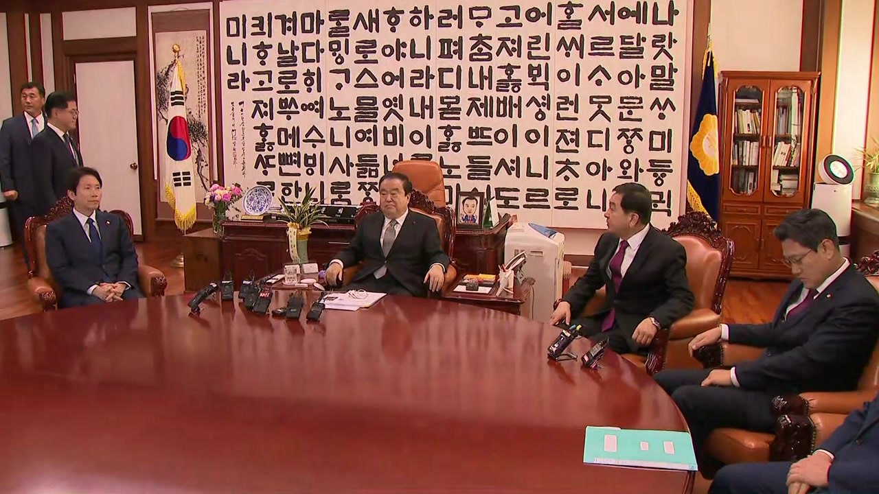 [현장영상] 여야 3당 원내대표 회동...임시국회 의사일정 논의  / YTN