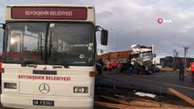 Tır, duraktan yolcu alan halk otobüsüne böyle çarptı: 11 yaralı