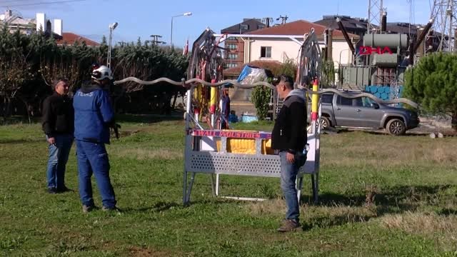 İstanbul boğazı'nın üstünde kesintisiz elektrik için ölüme meydan okuyorlar