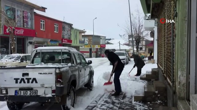 Karlıova'da gece saatlerinde başlayan kar yağışı ilçeyi beyaza bürüdü