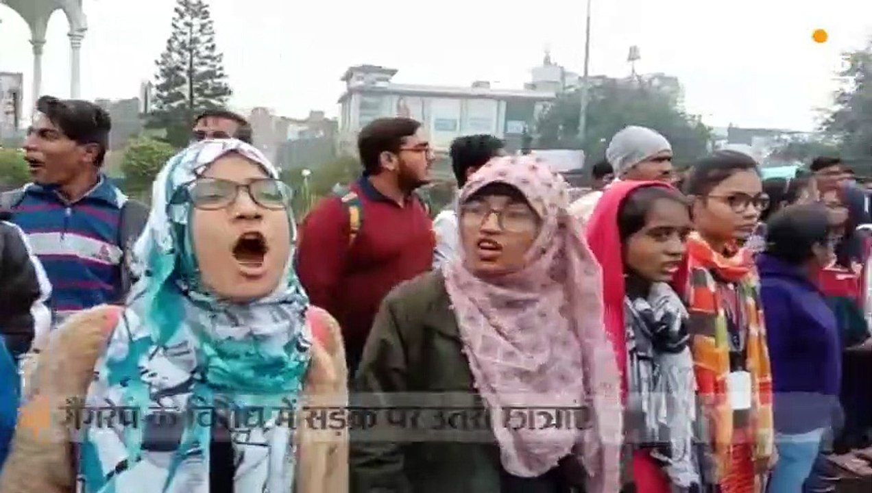 गैंगरेप के विरोध में सड़क पर उतरी छात्राएं, चारों आरोपियों को फांसी देने की मांग