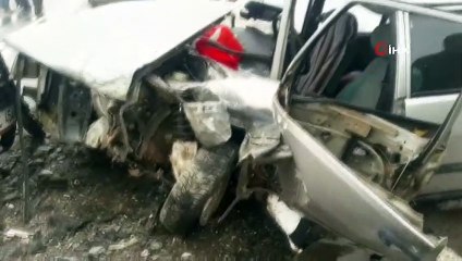 Otomobiller kafa kafaya çarpıştı: 2 yaralı