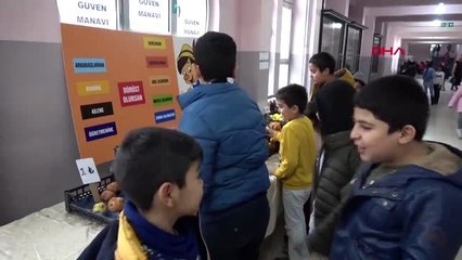 İlkokulda 'dürüstlük manavı' açıldı