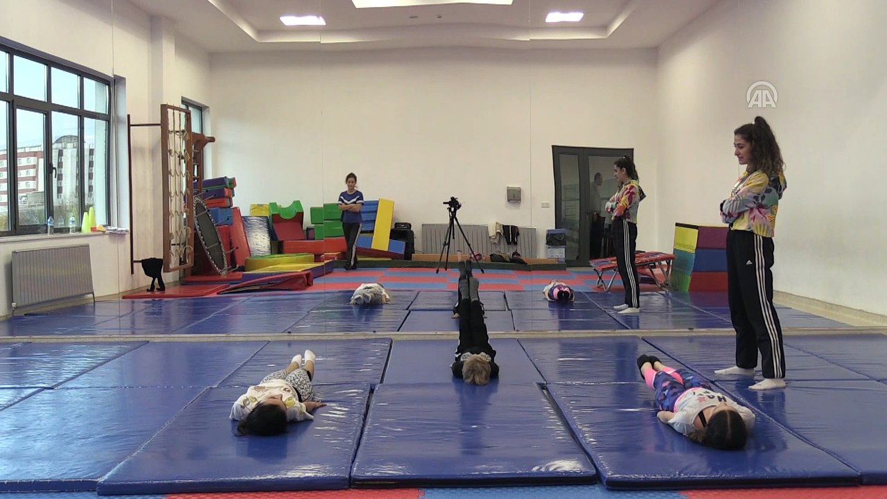 Minik sporcu babasıyla birlikte 'cimnastik' yapıyor - AFYONKARAHİSAR