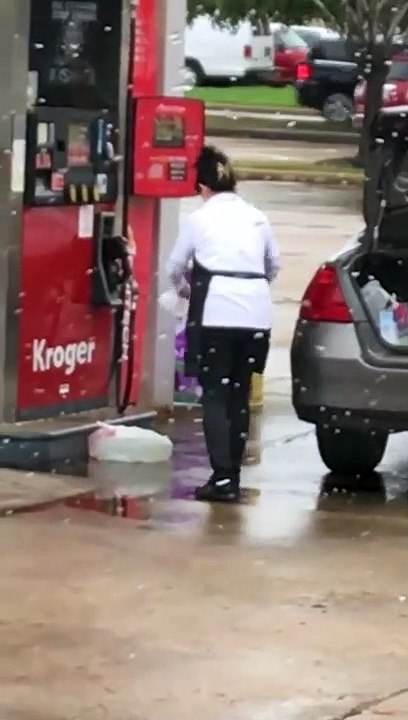 Une femme remplit des sac plastiques d’essence à la station service !