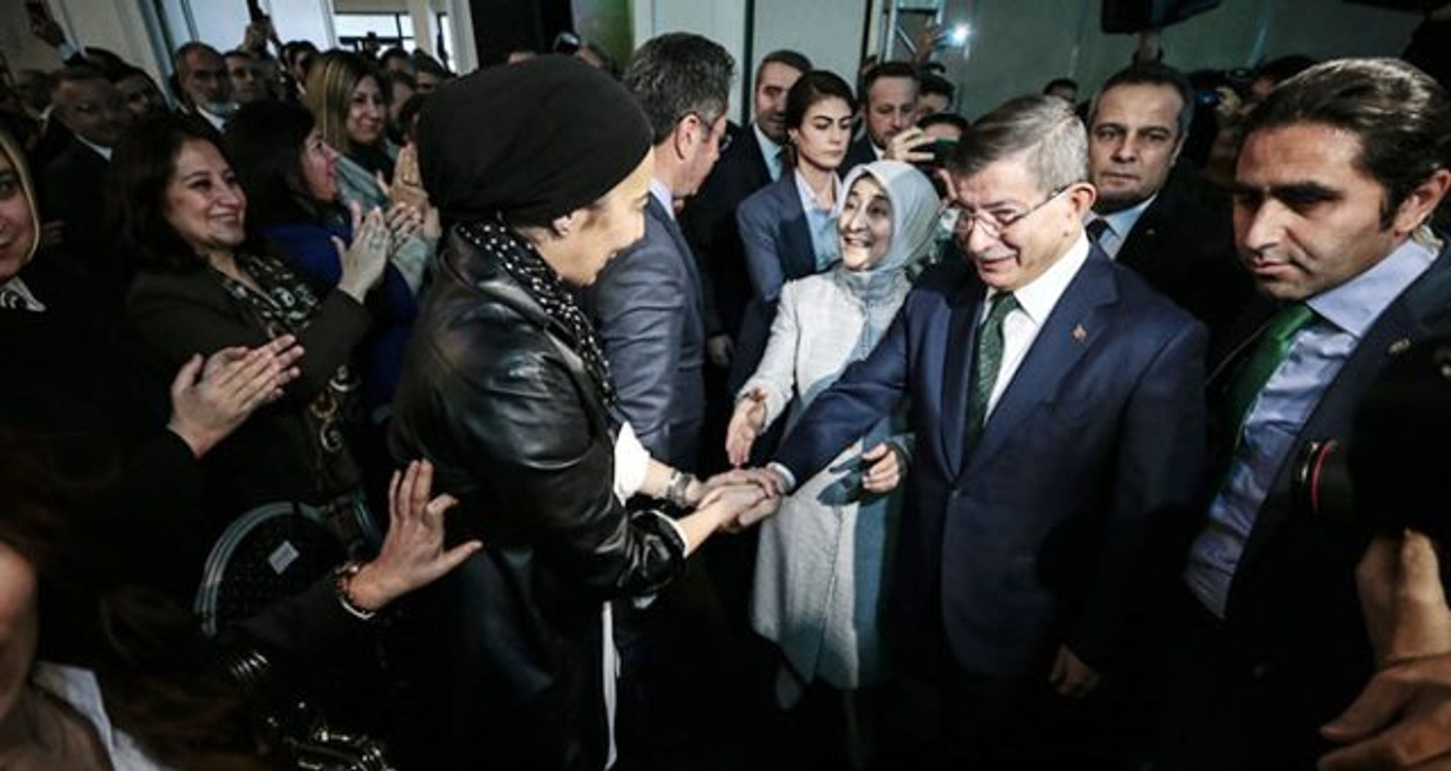 Ahmet Davutoğlu ile Nihal Olçok el ele poz verdi - Dailymotion Video