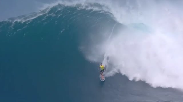 Impresionantes imágenes de los mejores surfistas del mundo sobre olas de 15 metros