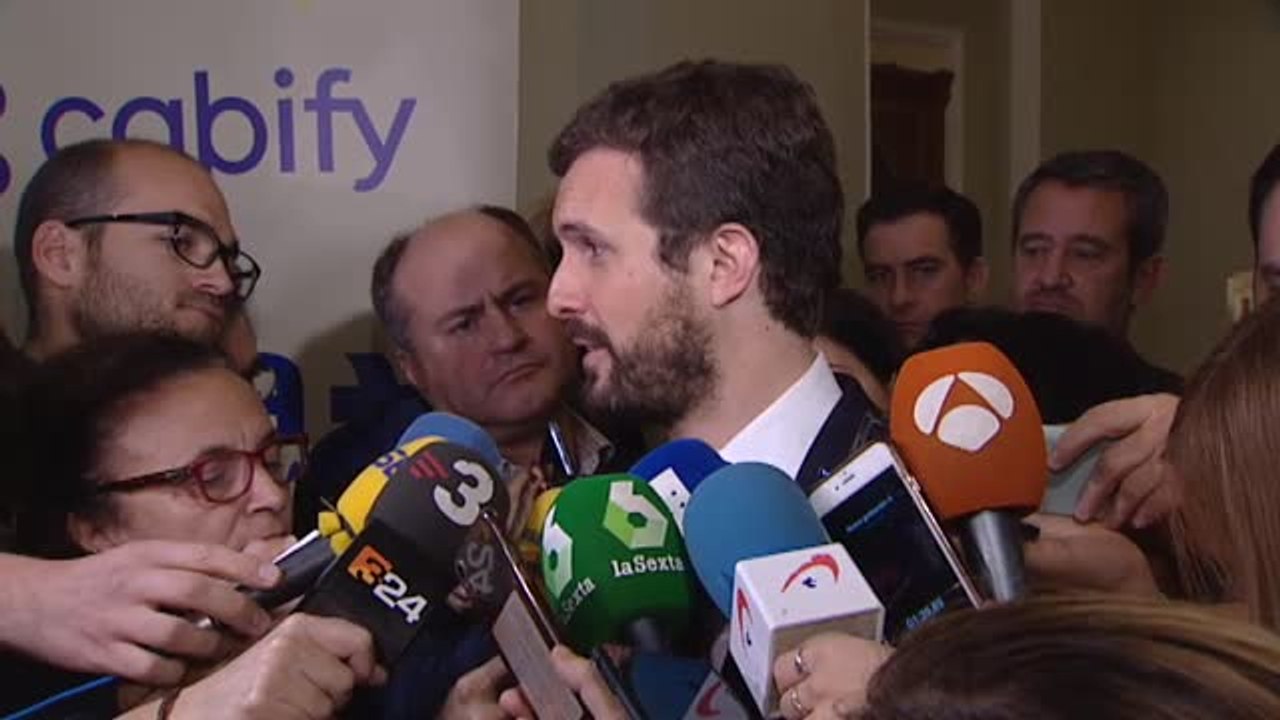 Casado felicita a Johnson por su "abrumadora mayoría" pero alerta del "riesgo" de los referéndums