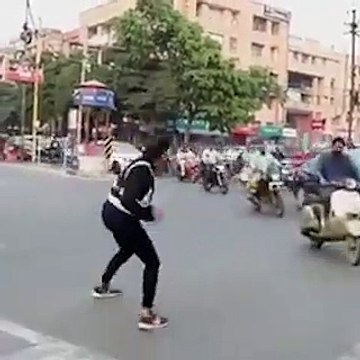 Trafikte farkındalık için polis gibi giyiniyor, dans ediyor: Yanıma gelip emniyet kemeri kullandıklarını anlatıyorlar