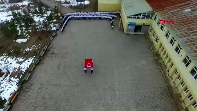 Muşlu öğrencilerden ay yıldızlı koreografi