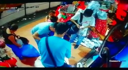 Cámara de seguridad capta a presunto extranjero robando en un local comercial en Guayaquil