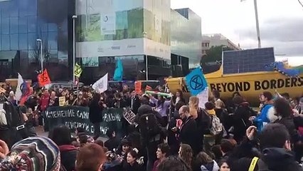 Protestas en la COP: “Madrid central, Almeida criminal”