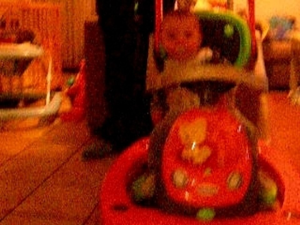 8 mois, enzo ballade en trotteur