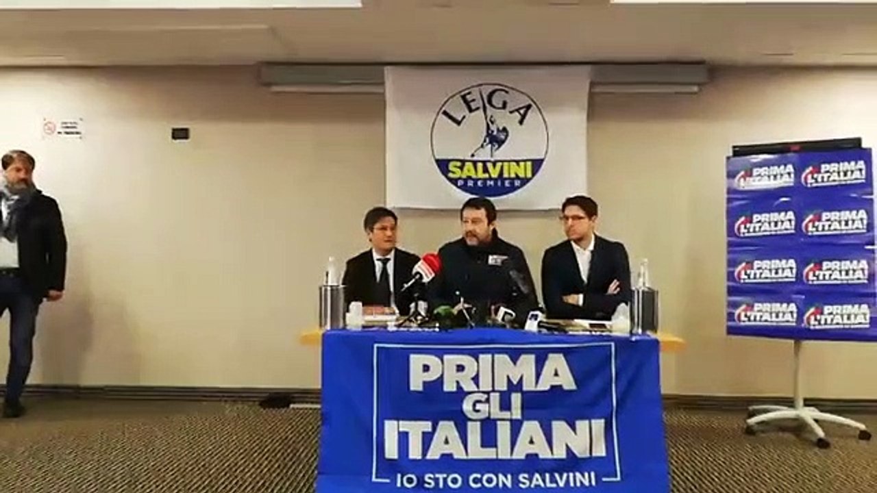 Matteo Salvini visita il carcere di Poggioreale e definisce "surreale" l'inchiesta dei pm sui voli di Stato. E polemizza con il sindaco De Magistris sulla nomina di un ex recluso a garante dei detenuti