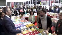 Adalet Bakanı Gül, Van Kitap Fuarı'nda stantları gezdi