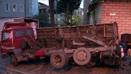 Eyüpsultan’da iplik yüklü kamyonetin kasası devrildi