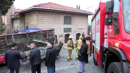 Eyüpsultan'da iplik yüklü kamyonun kasası devrildi