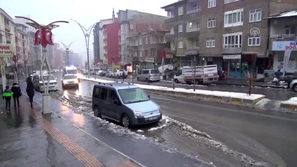 Yamaçtan kopan kayaların düştüğü üs bölgesindeki 3 asker yaralandı