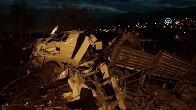 Şarampole devrilen tırın sürücüsü öldü - KARABÜK