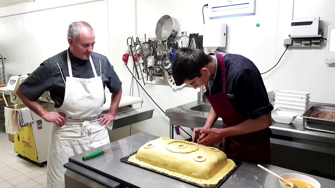 Sarrebourg : suivez étape par étape le montage d'un oreiller de la belle Aurore, le pâté en croûte version ultra luxe, chez Philippe Reinhardt.