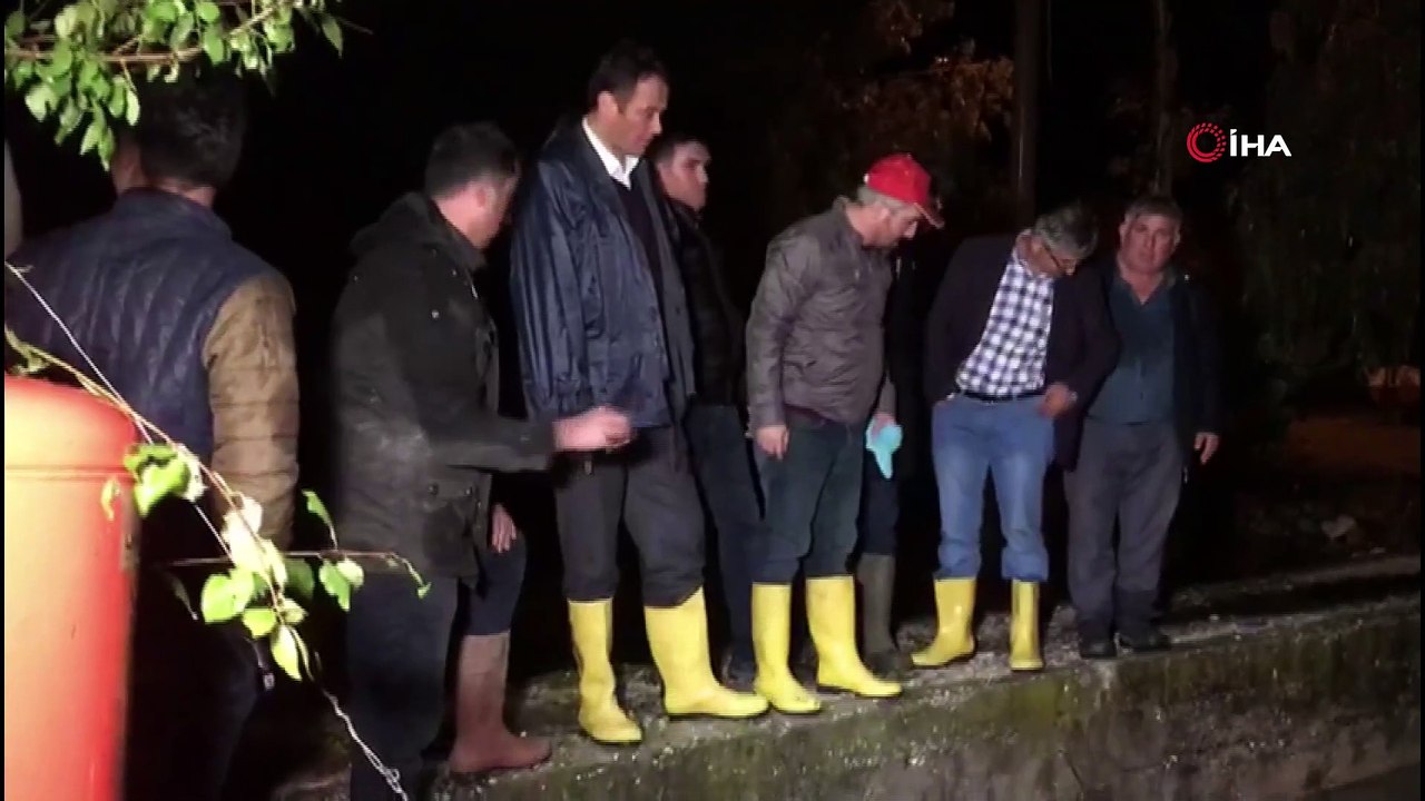 Kaş'ta sağanak sonrası aracıyla su kanalına düşen bir vatandaş ekipler tarafından kurtarıldı