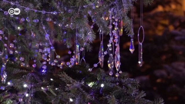 Pinheirinho de cristais é atração na Dinamarca